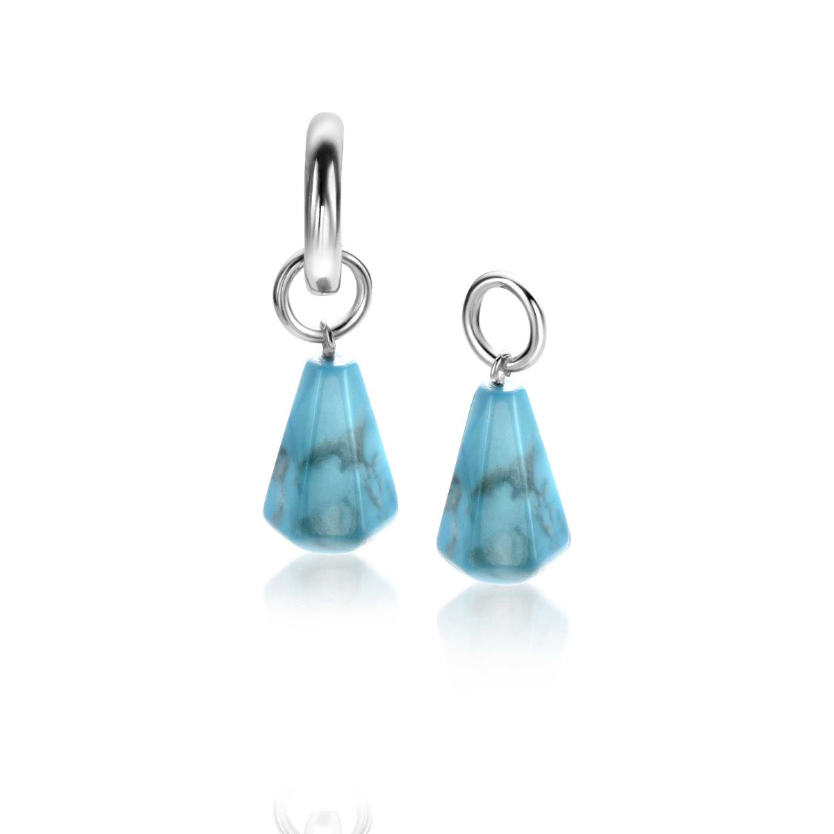 Boucles d'oreilles en argent avec pendentifs en résine turquoise en forme de goutte.