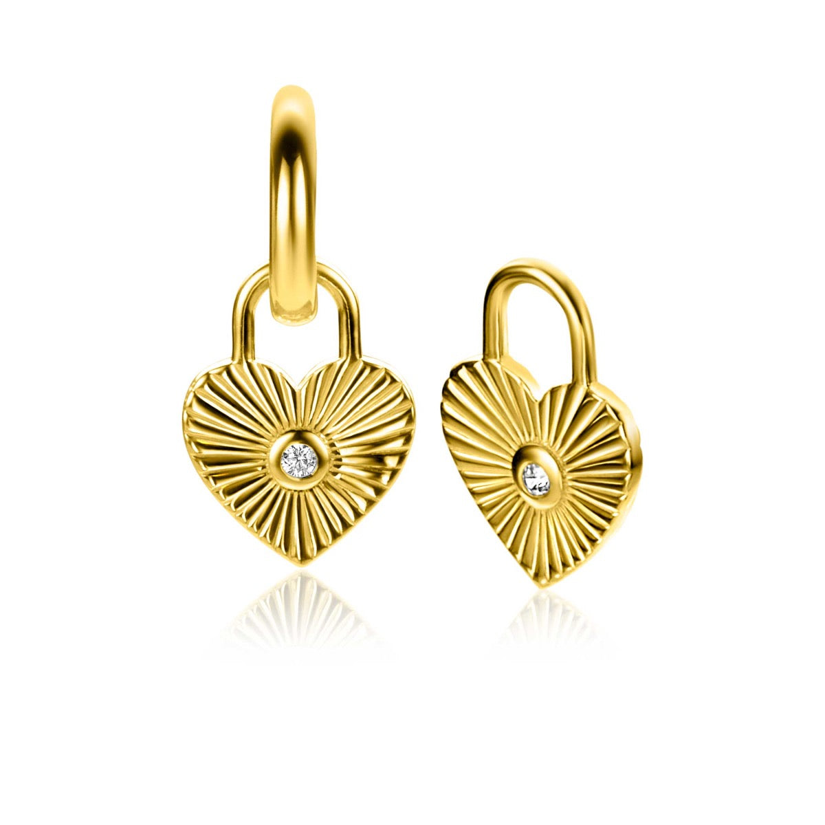 Boucles d'oreilles dorées en forme de cœur avec un motif rayé et un petit diamant.