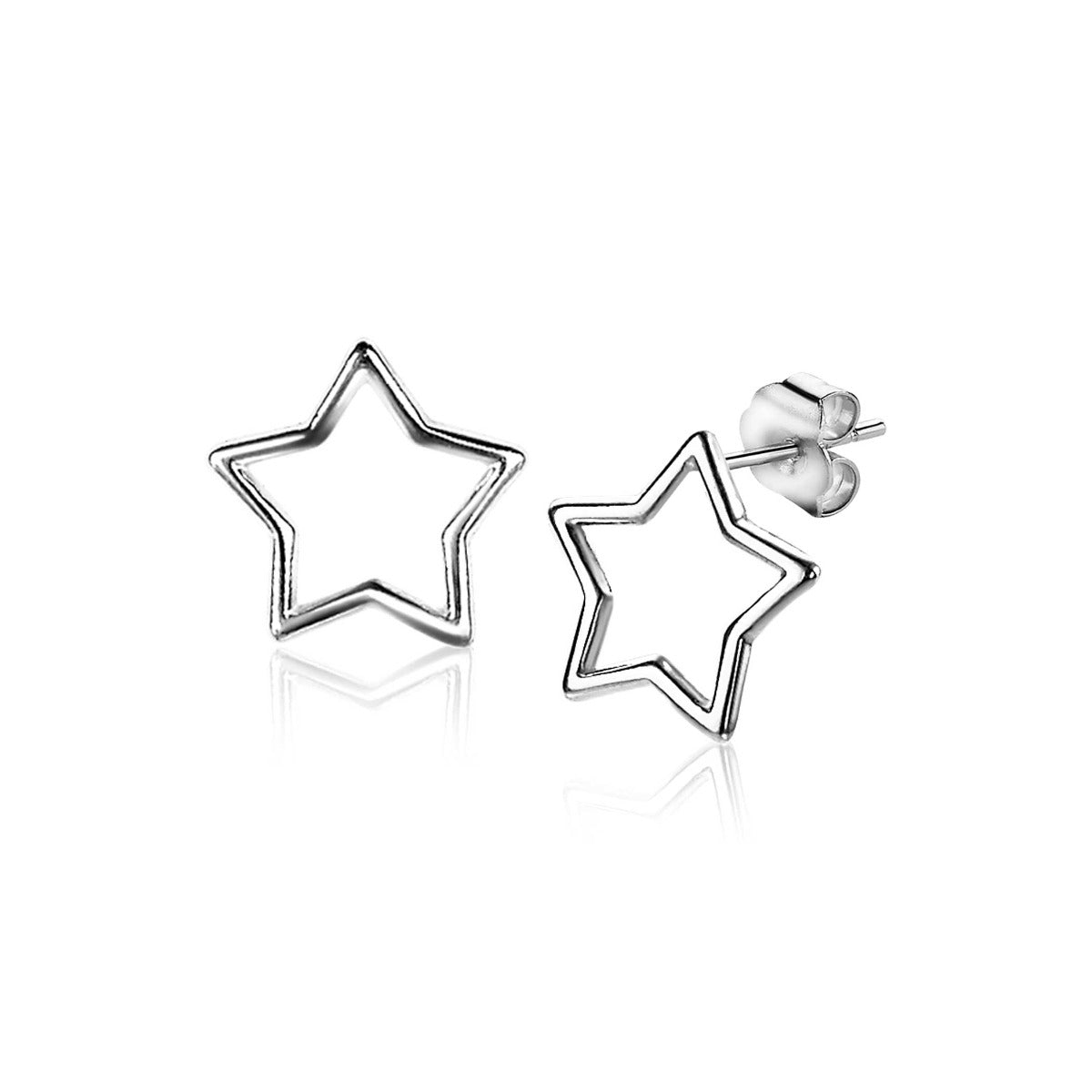 Boucles d'oreilles en argent en forme d'étoile, avec un design minimaliste et brillant.