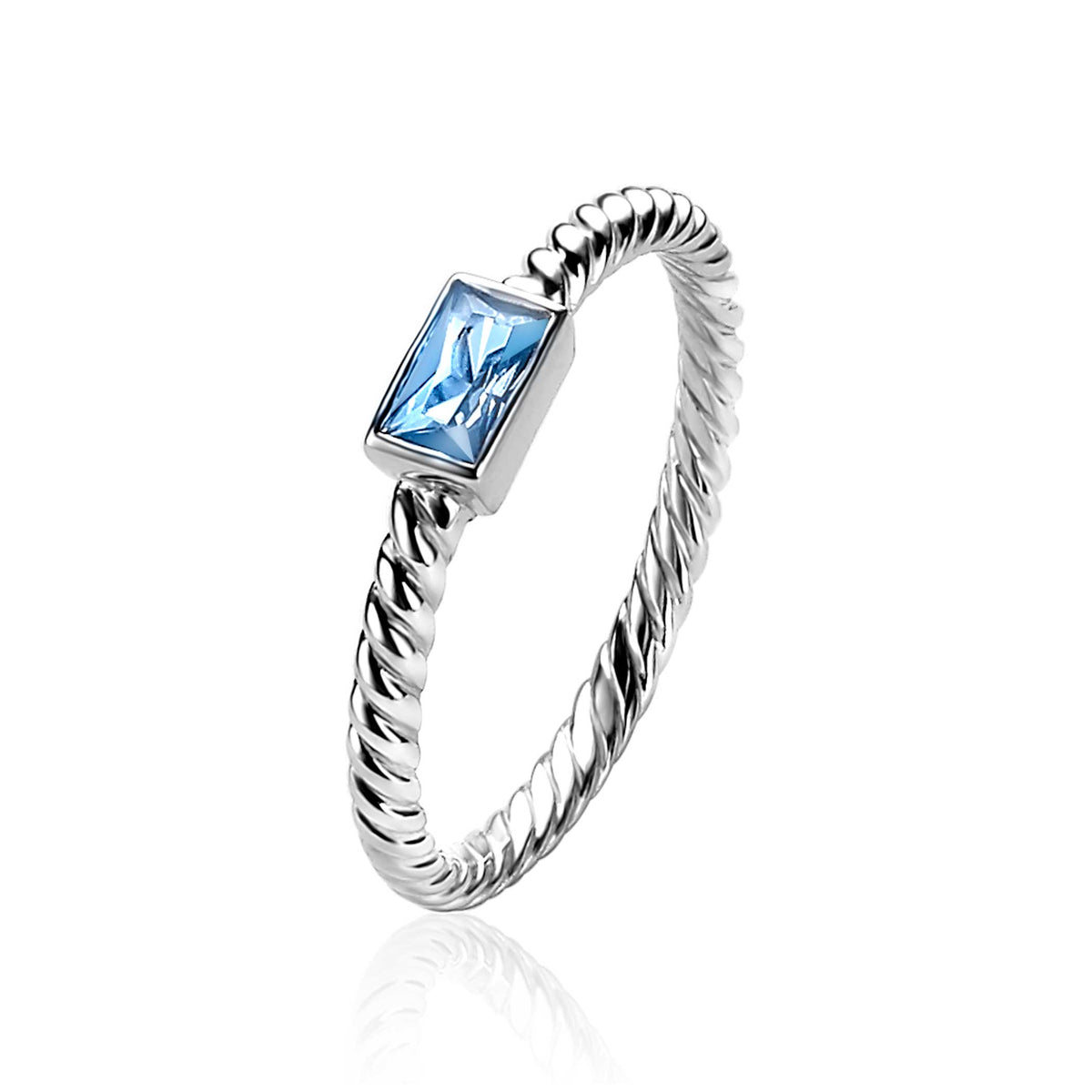 Bague en argent avec un design torsadé et un zircon bleu en forme de rectangle.