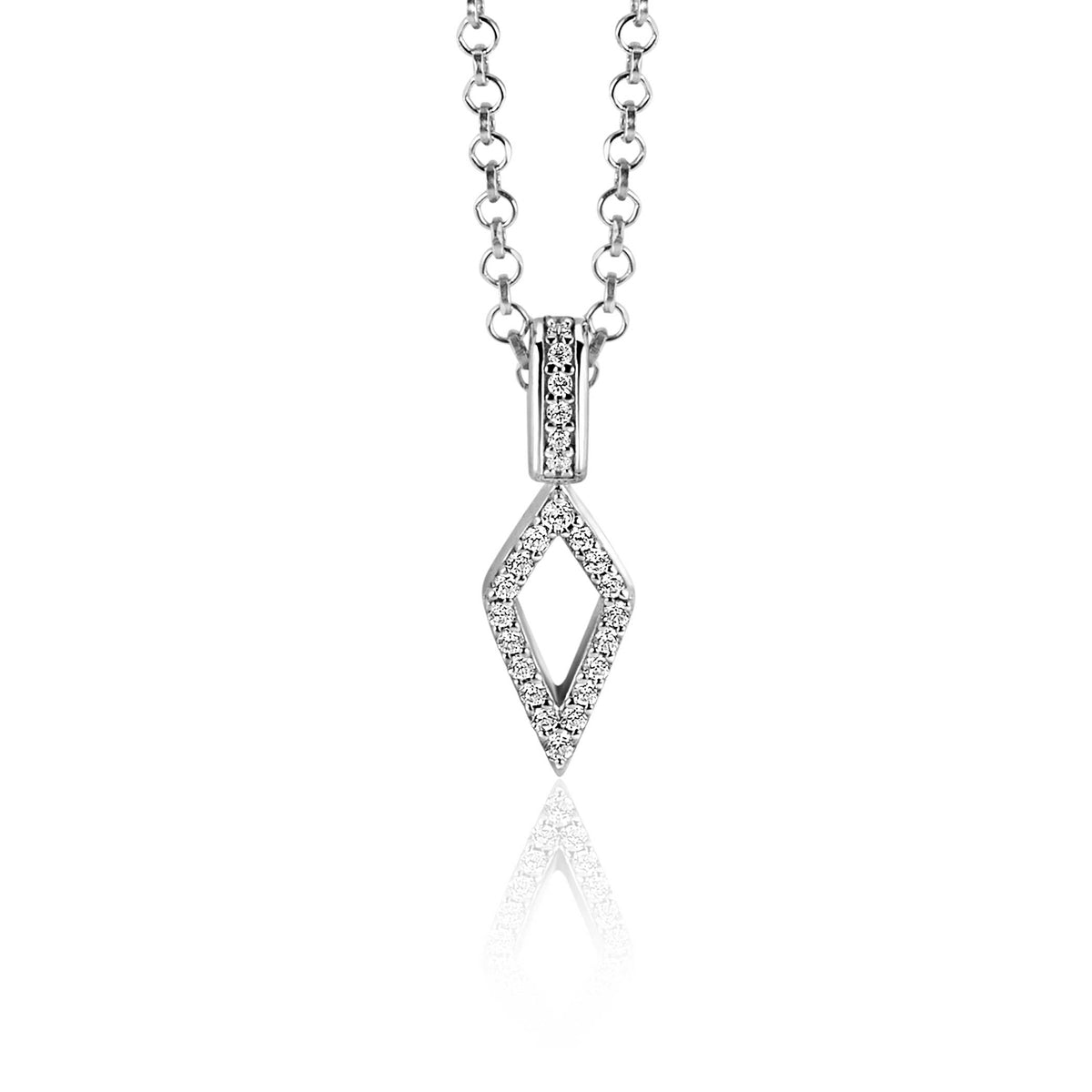 Pendentif en argent en forme de losange, orné de pierres brillantes, suspendu à une chaîne délicate.