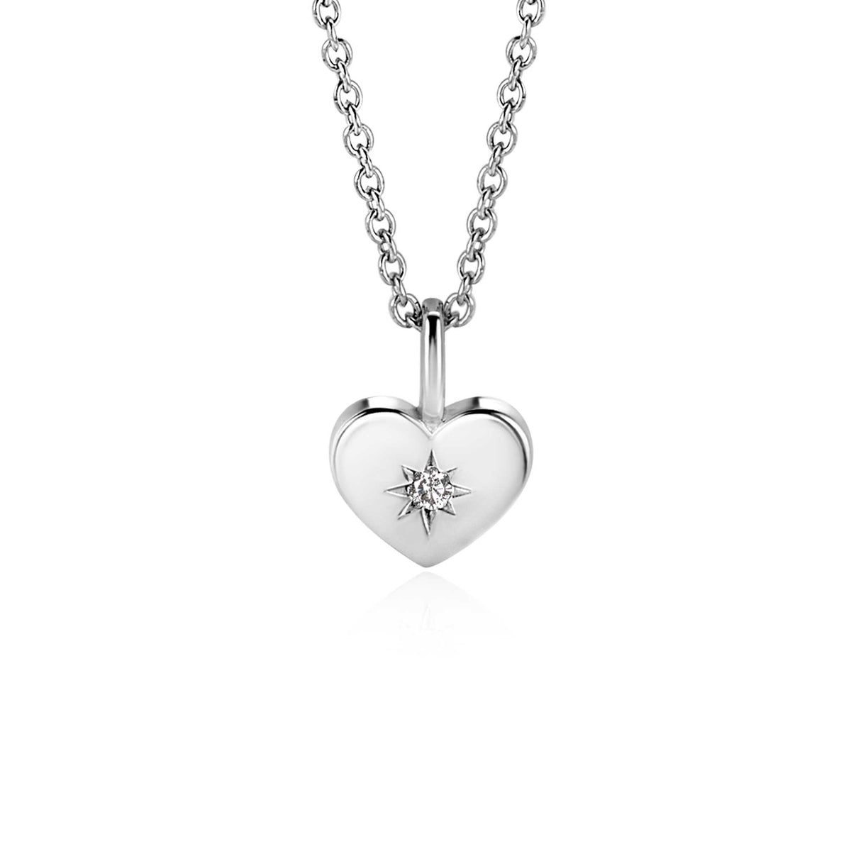 Pendentif en argent en forme de cœur avec une étoile brillante au centre, suspendu à une chaîne.