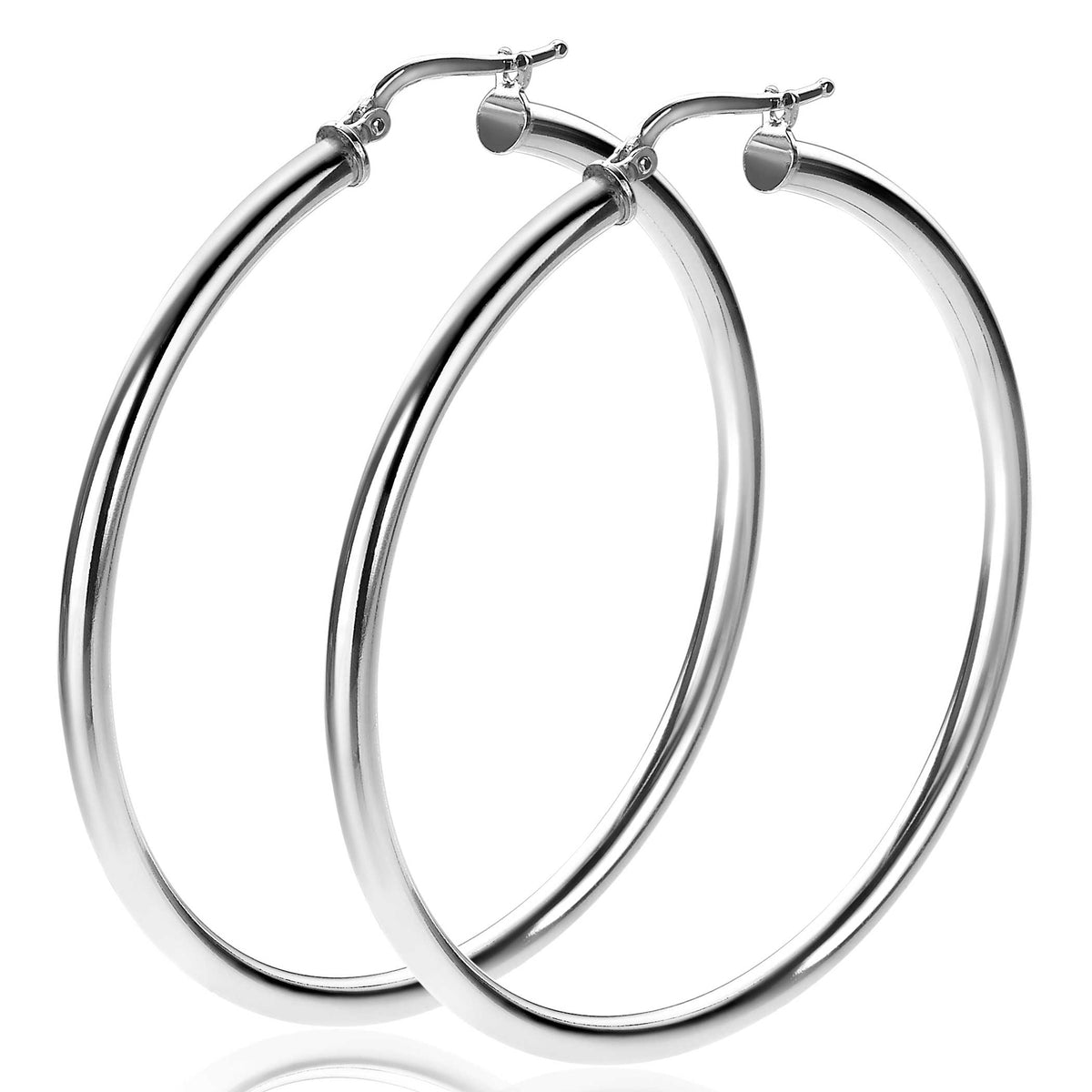 Boucles d'oreilles en argent, grandes créoles brillantes et lisses.