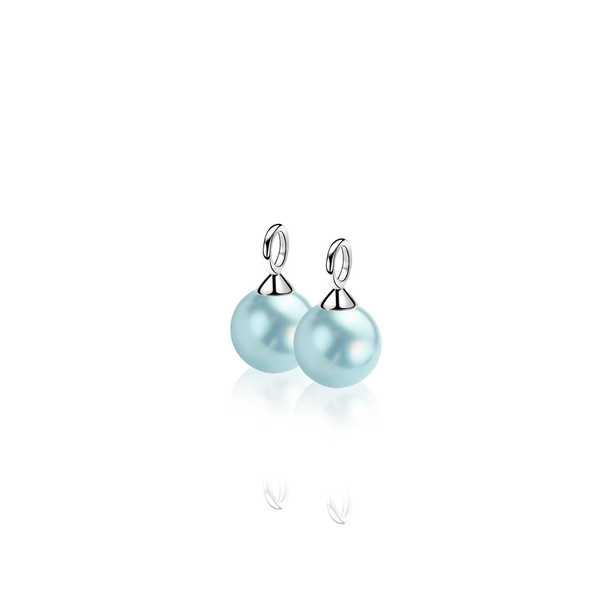 Boucles d'oreilles en argent avec perles bleu clair.