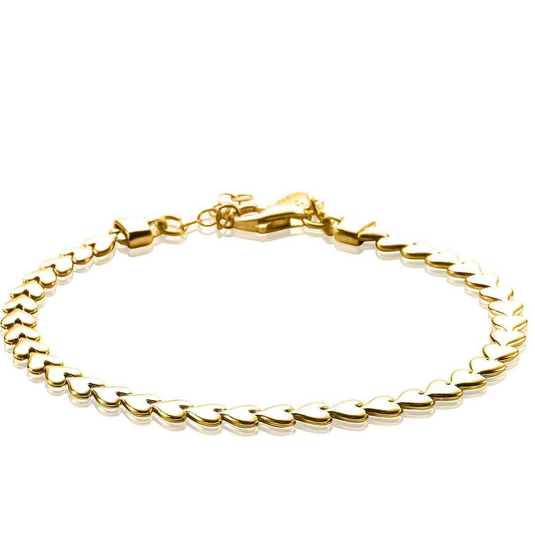 De Zinzi Armband Gold Plated Zia1798 G is een delicate armband met hartvormige schakels en een bovenste sluiting. Het glanzende, geel vergulde metaal reflecteert licht, waardoor het elegante uiterlijk tegen een witte achtergrond wordt benadrukt.