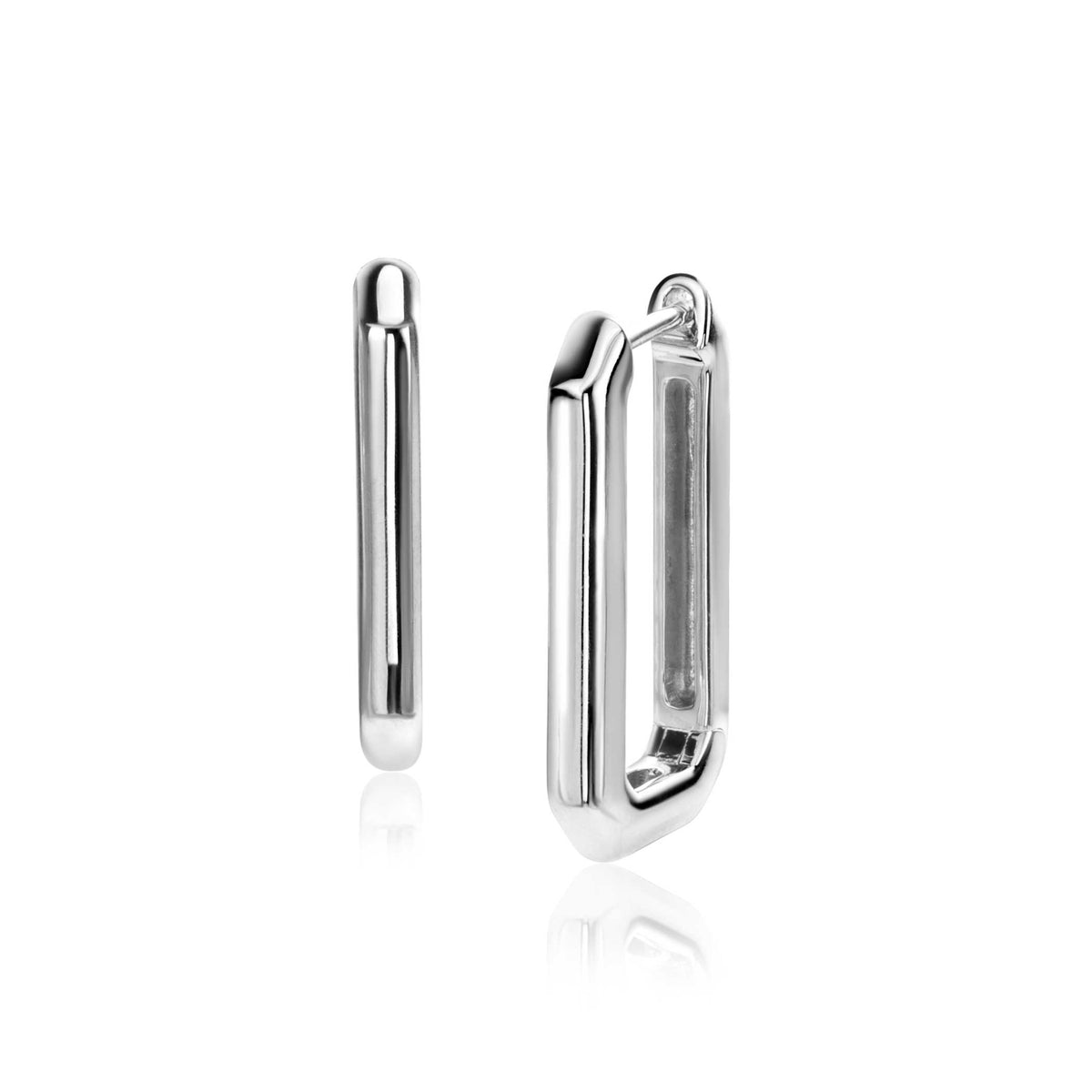 Boucles d'oreilles en argent avec une forme allongée et un design moderne.