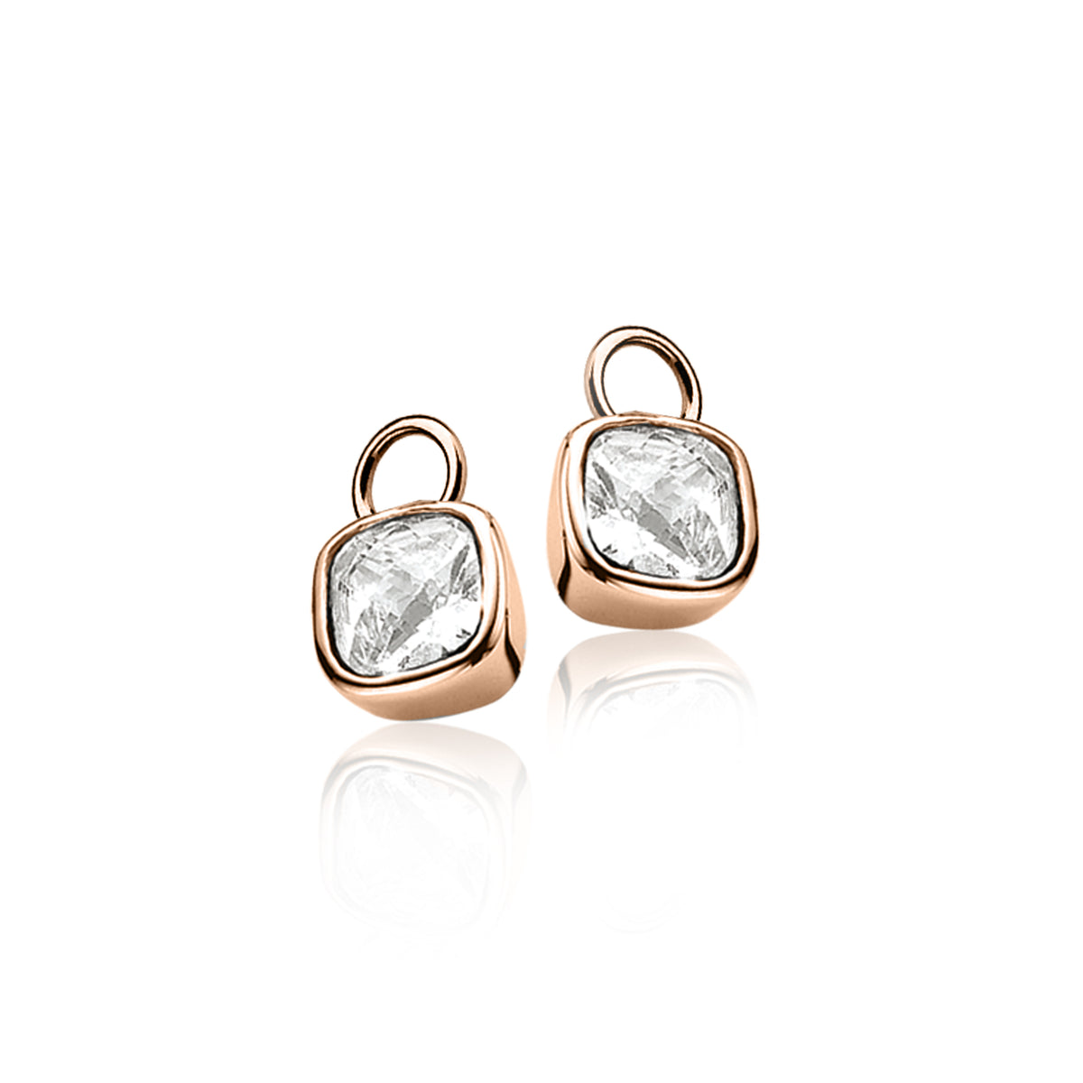Boucles d'oreilles plaquées or avec un design carré et une pierre transparente.