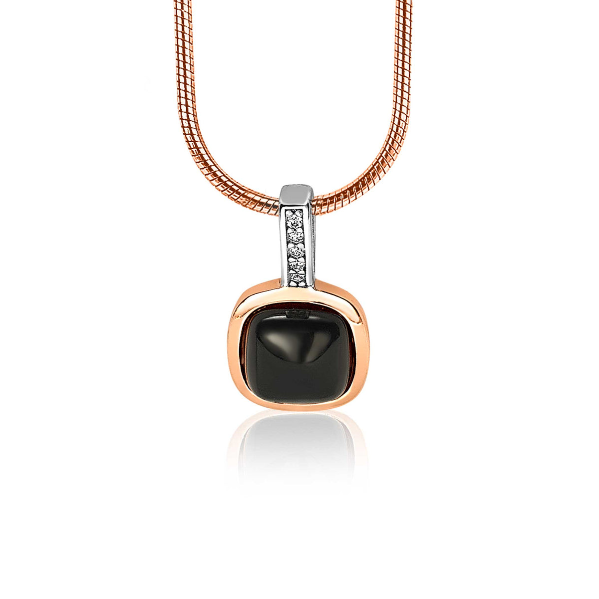 Pendentif doré avec une pierre noire et des détails en argent, suspendu à une chaîne fine.