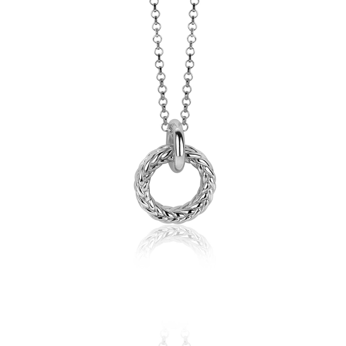 Pendentif en argent en forme de cercle tressé, suspendu à une chaîne délicate.