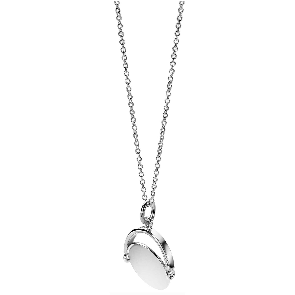 Pendentif en argent avec une pierre blanche, suspendu à une chaîne délicate.