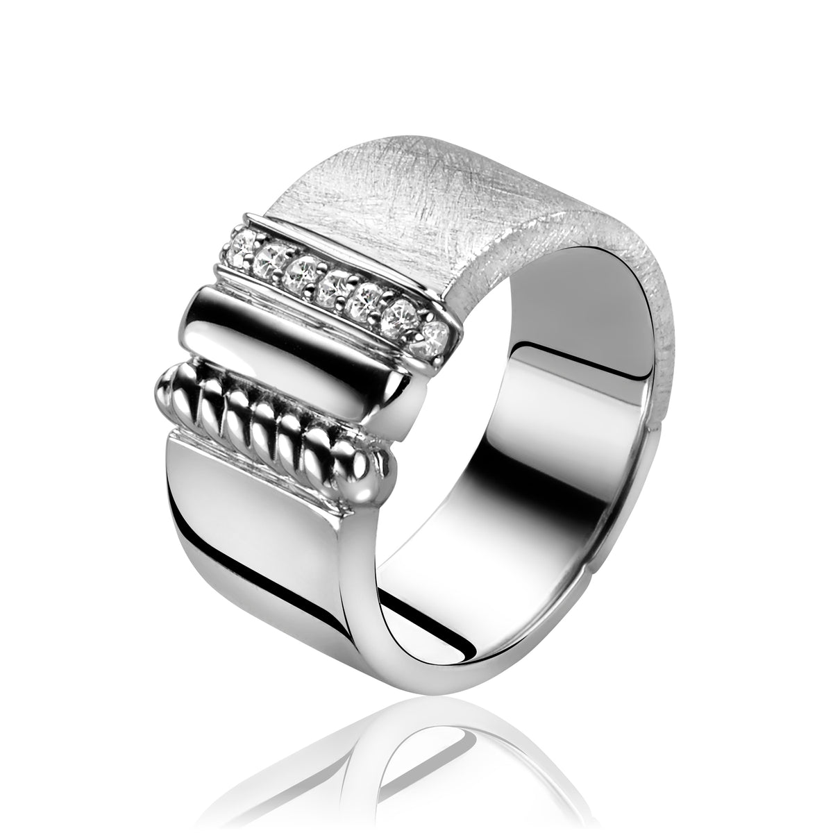 Bague en argent avec des détails texturés et des cristaux brillants.