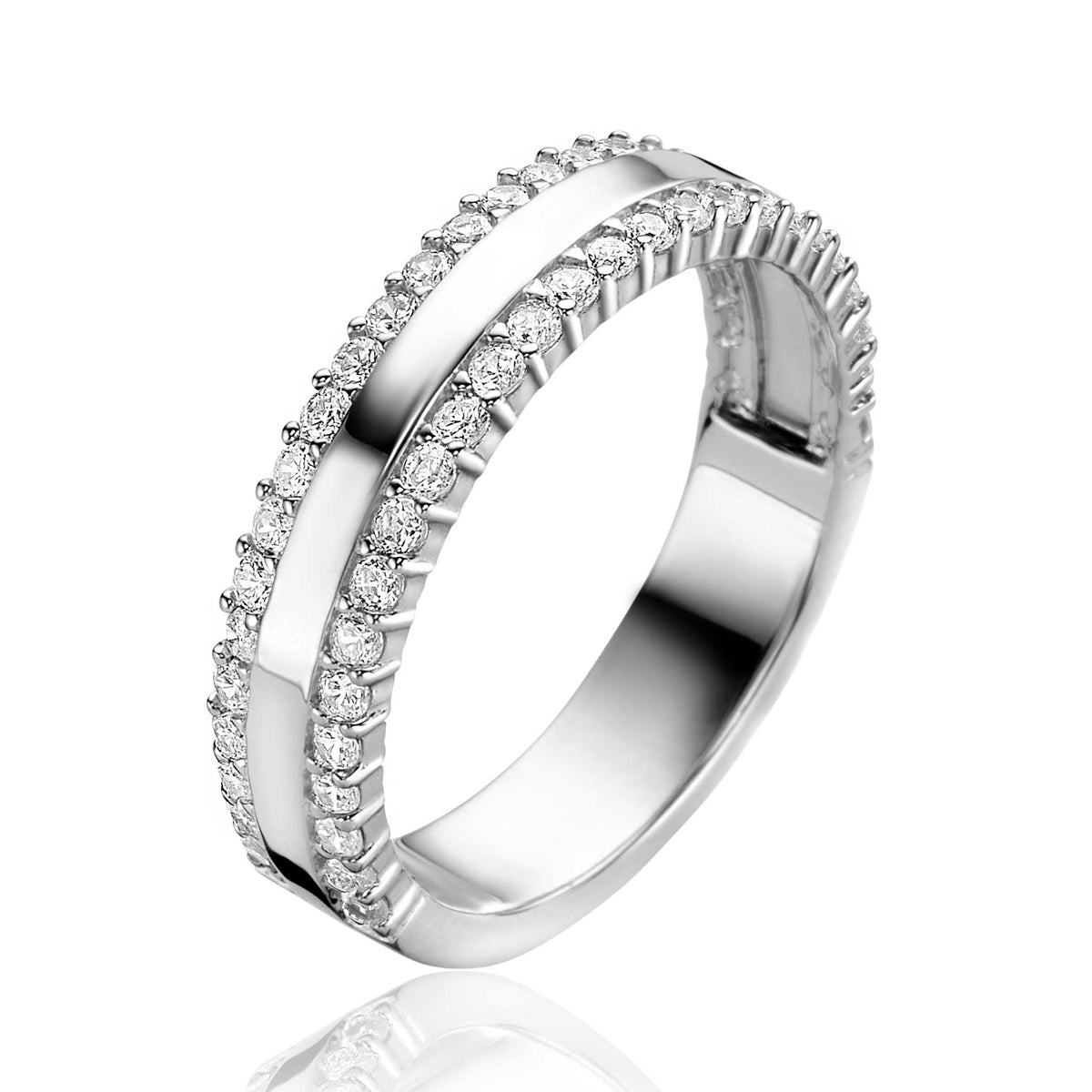 Bague en argent avec des zircons, finition brillante et design moderne.
