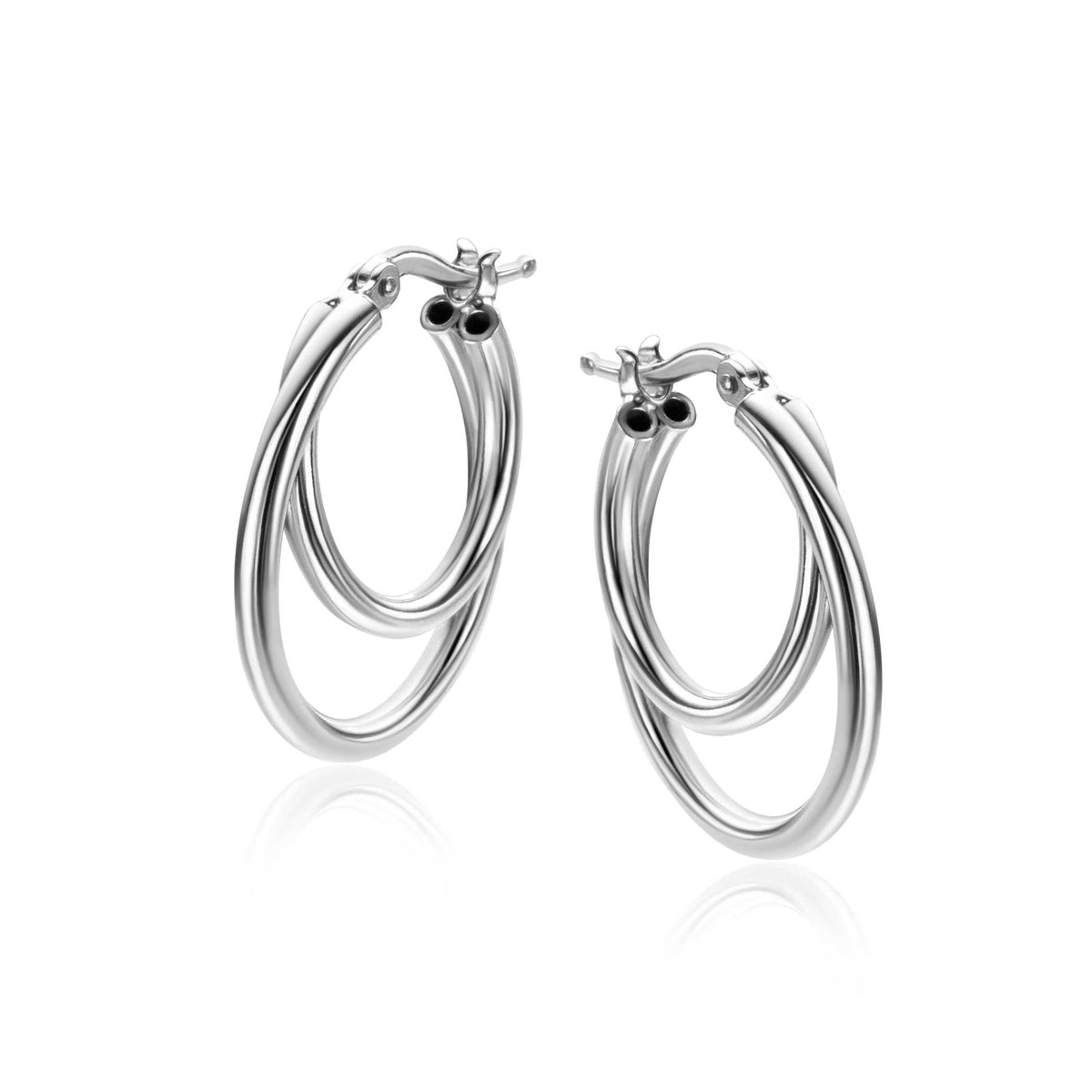 Boucles d'oreilles en argent avec deux anneaux entrelacés.