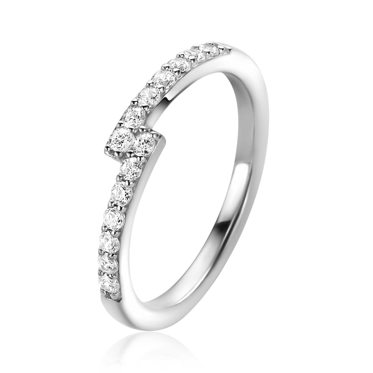 Bague en argent avec des zircons, design fin avec une courbure élégante.