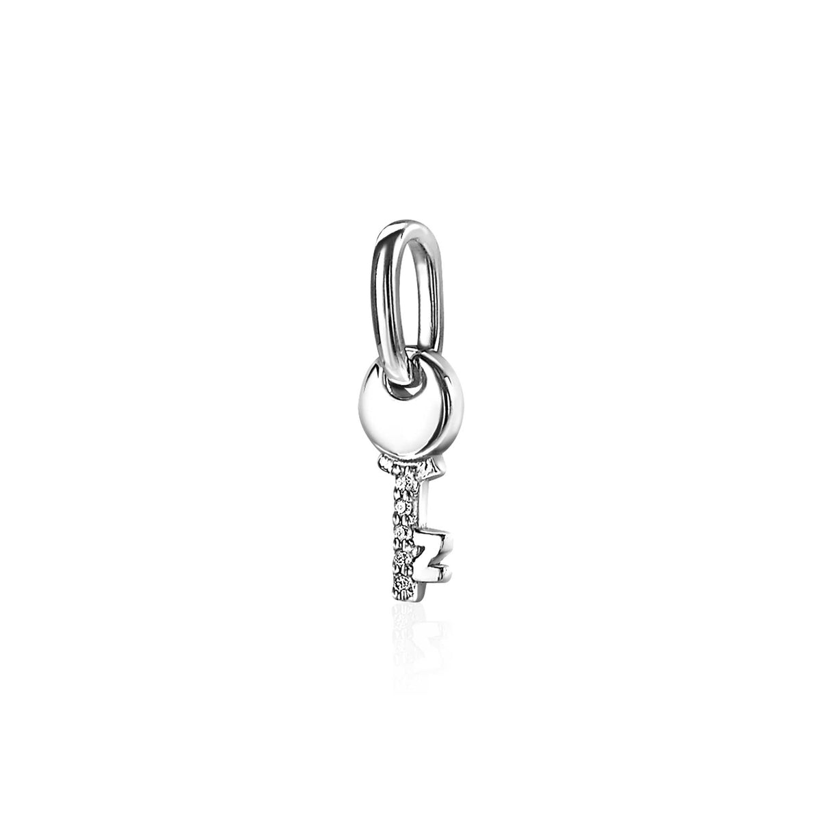 Pendentif en argent en forme de clé avec un anneau.