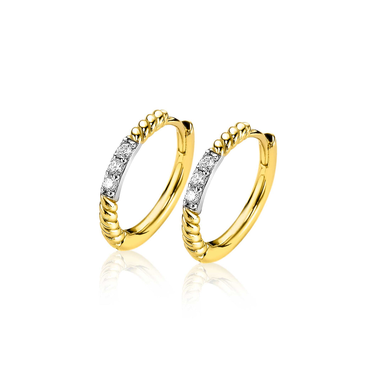 Boucles d'oreilles dorées avec une partie argentée et des pierres brillantes.
