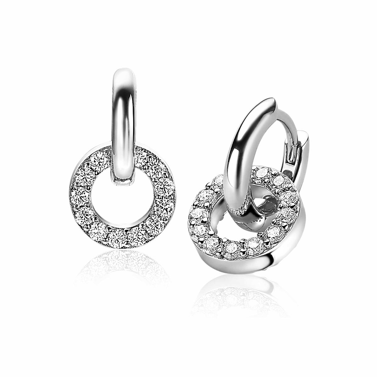 Boucles d'oreilles en argent avec des cercles ornés de pierres brillantes.