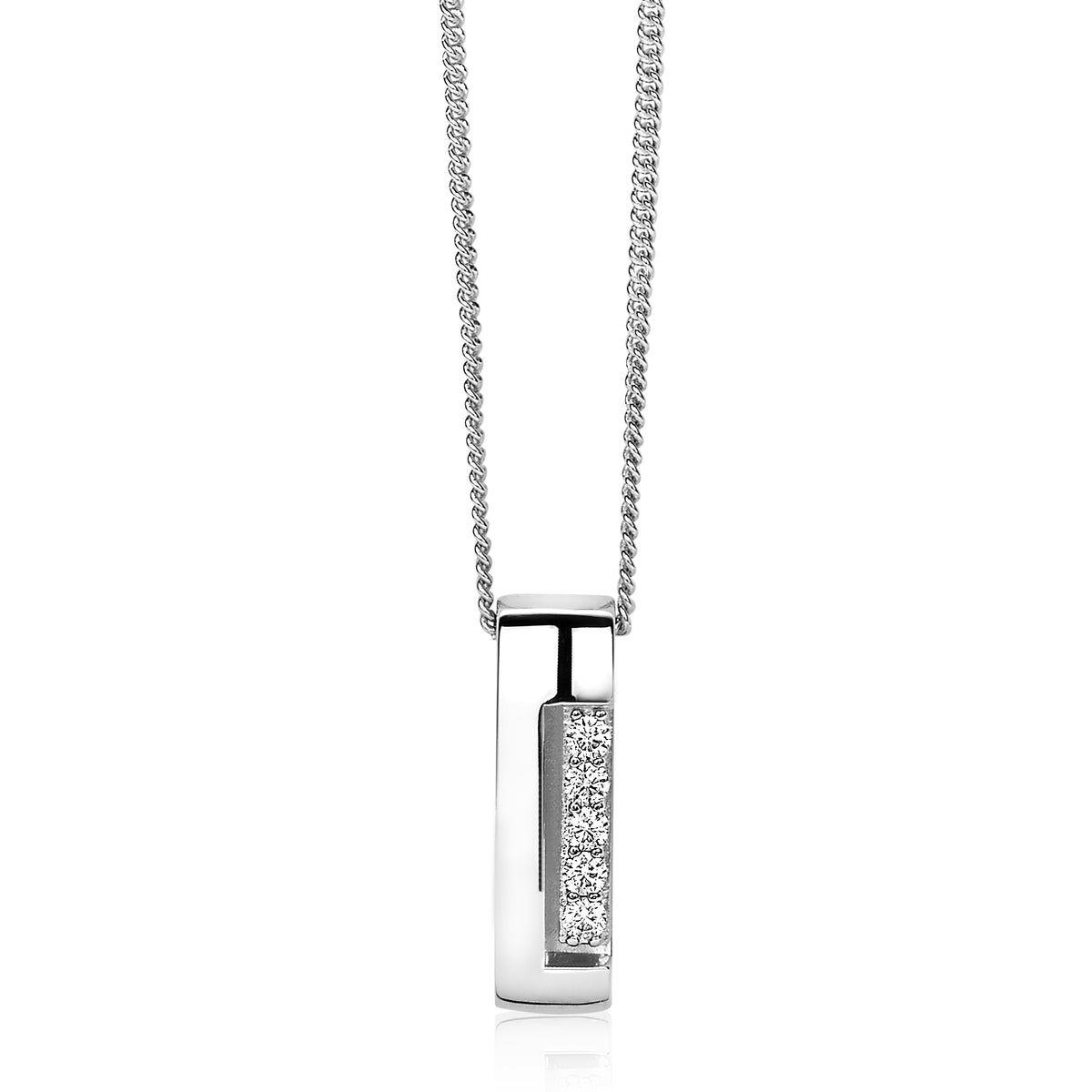 Collier en argent avec un pendentif rectangulaire orné de pierres scintillantes.