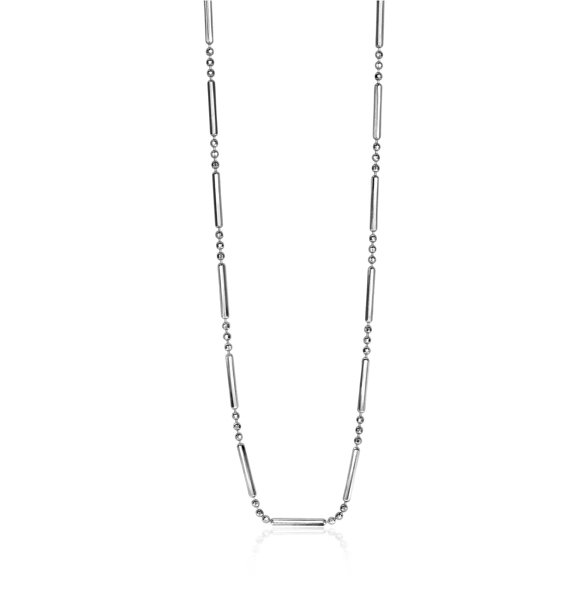 Collier en argent avec des maillons allongés et des perles rondes.