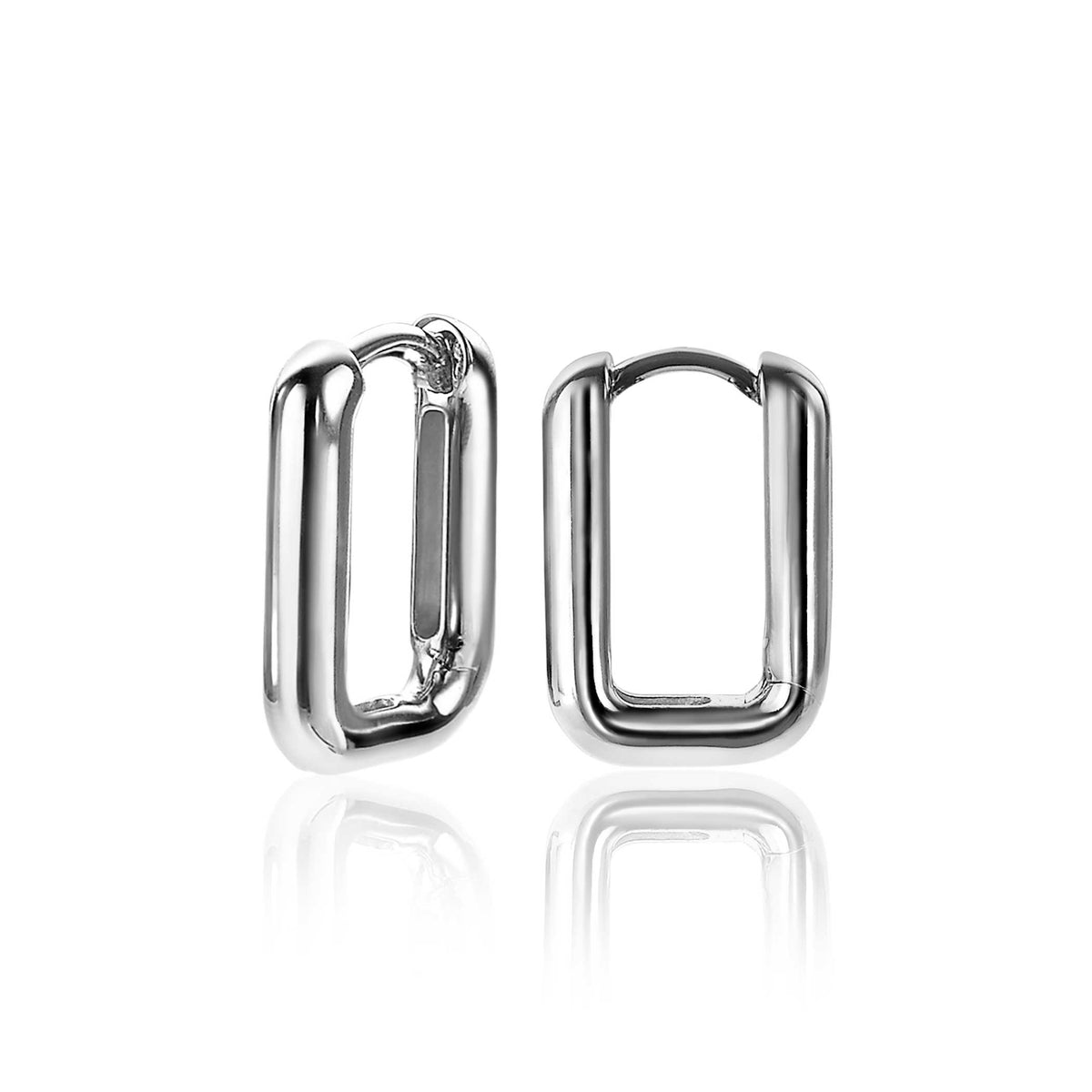 Boucles d'oreilles en argent avec une forme rectangulaire et une finition brillante.
