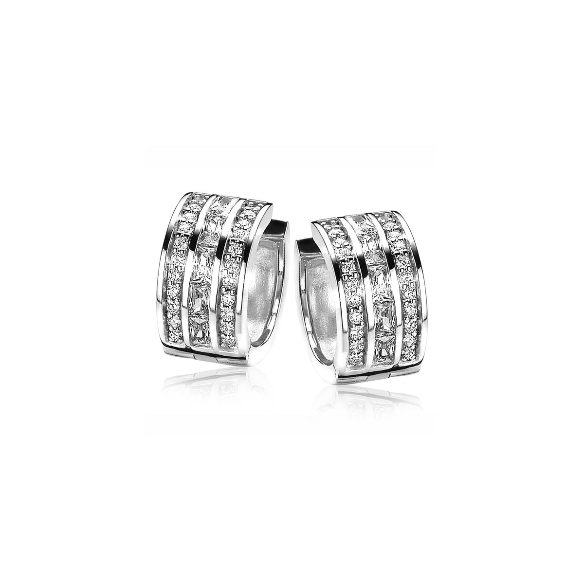 Boucles d'oreilles en argent avec plusieurs bandes et strass brillants.