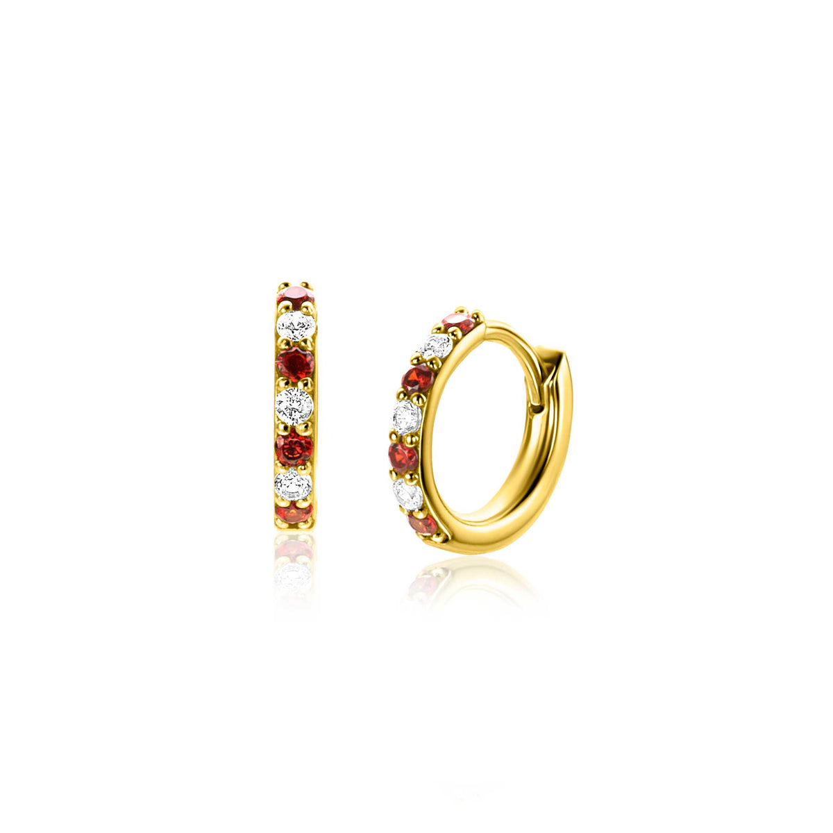 Boucles d'oreilles dorées avec des pierres rouges et transparentes.