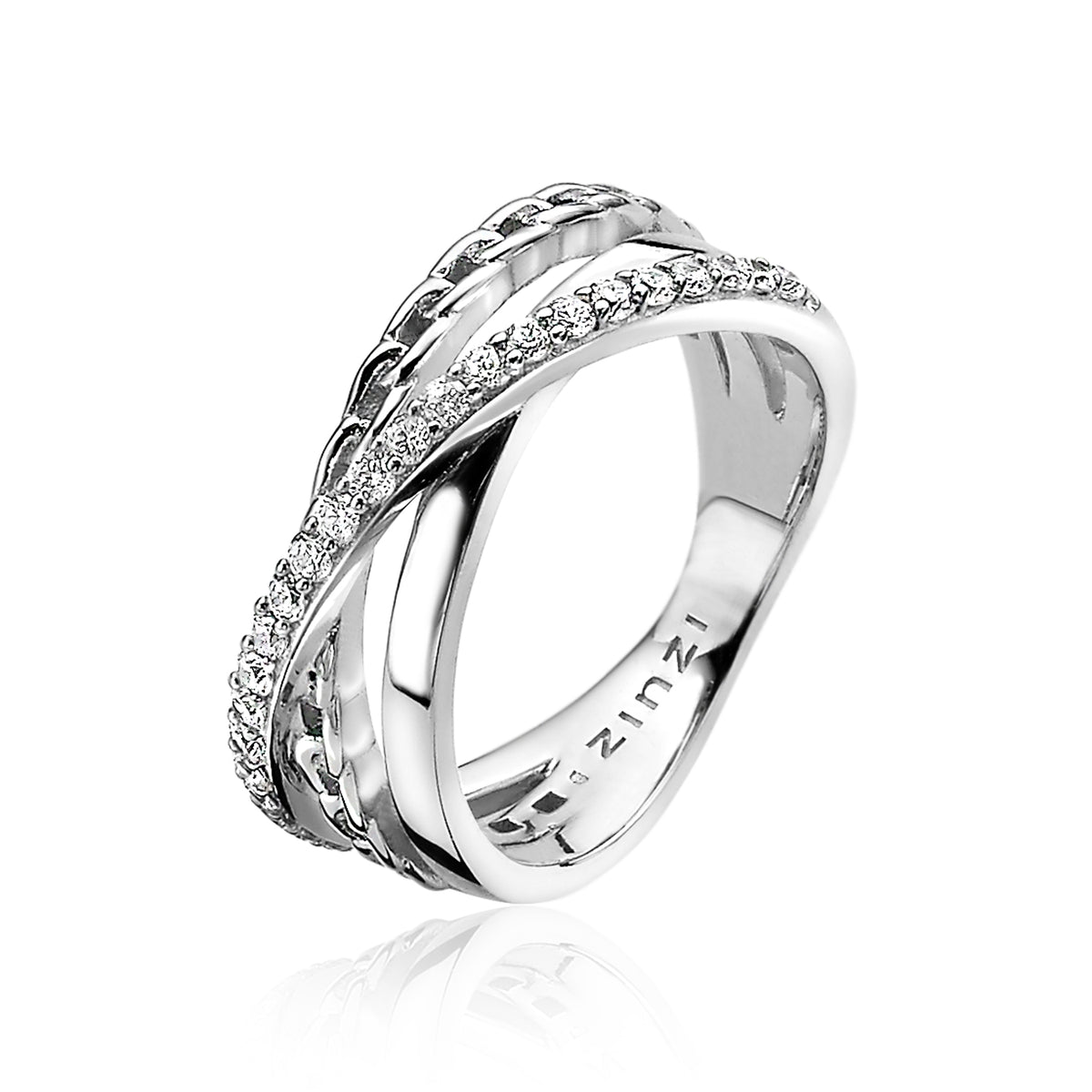 Bague en argent avec des détails en zircon et un design entrelacé.