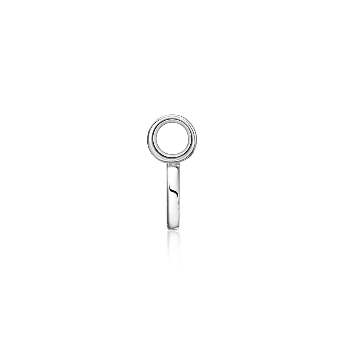 Boucles d'oreilles en argent avec un design circulaire et une finition lisse.