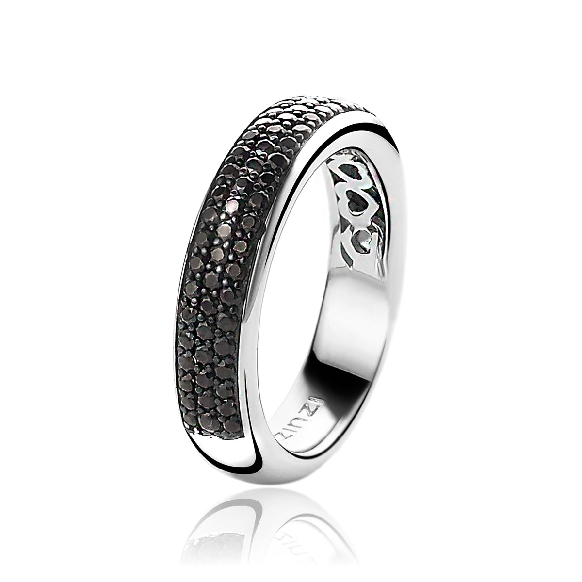 Bague en argent avec pavé de pierres noires sur le dessus.