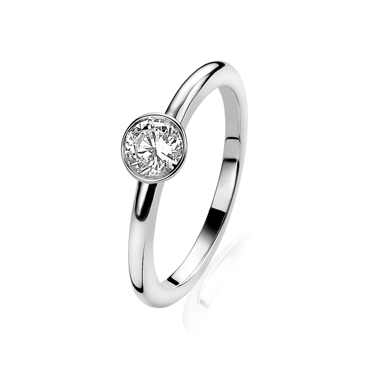 Bague en argent avec un zircon rond serti sur un anneau lisse.
