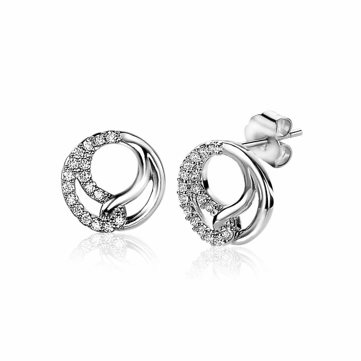Boucles d'oreilles en argent avec un design en forme de cercle et des pierres scintillantes.