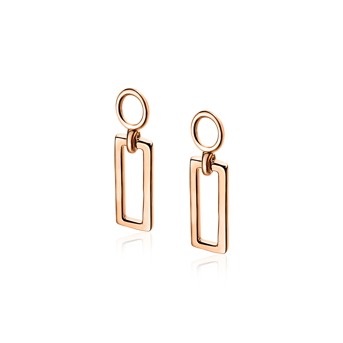 Boucles d'oreilles dorées en forme de rectangles suspendus.