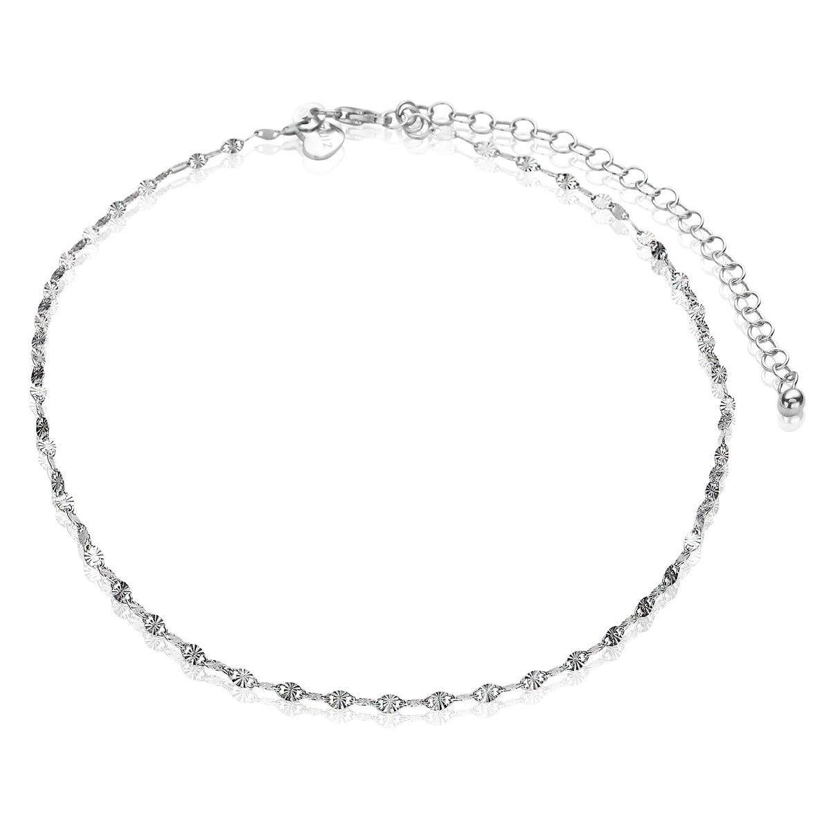 Collier en argent avec des maillons délicats et un fermoir ajustable.