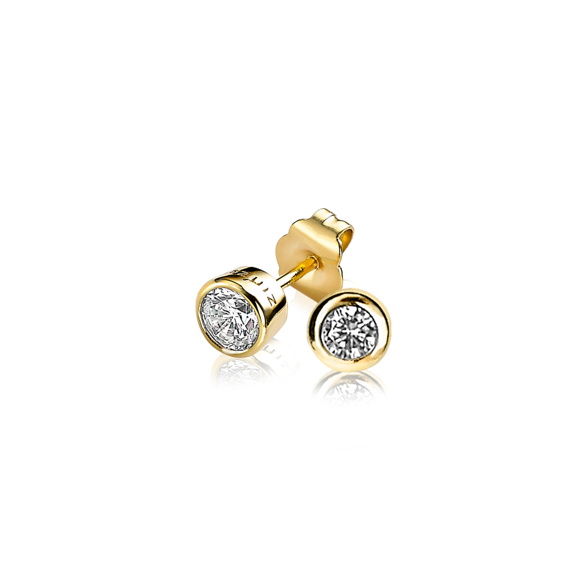Boucles d'oreilles en plaqué or avec un motif rond et des pierres brillantes.