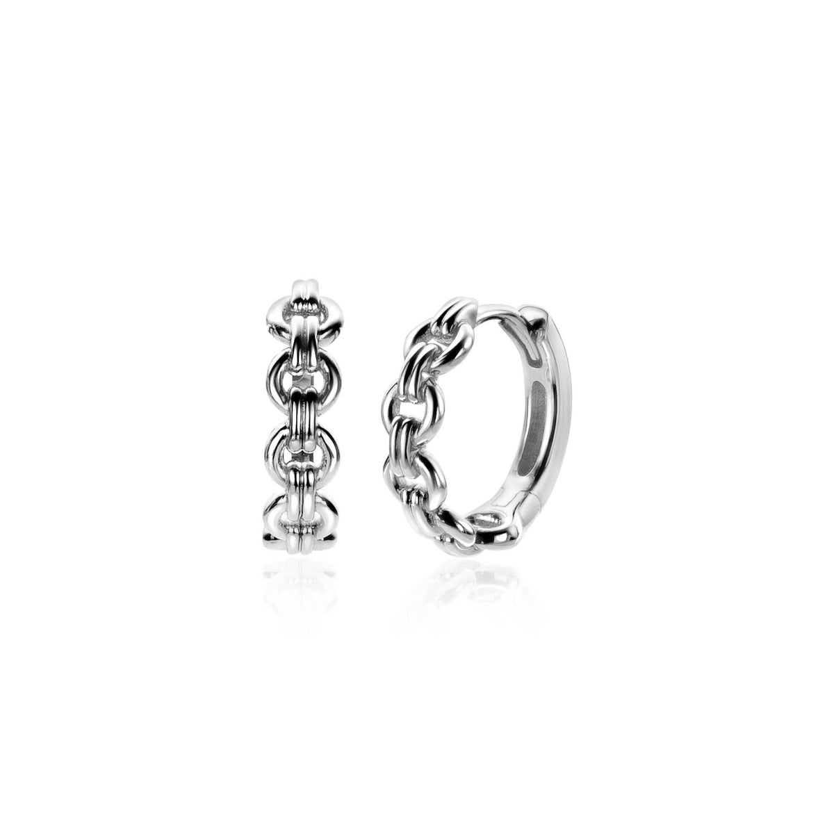 Boucles d'oreilles en argent avec des maillons ronds et un design moderne.