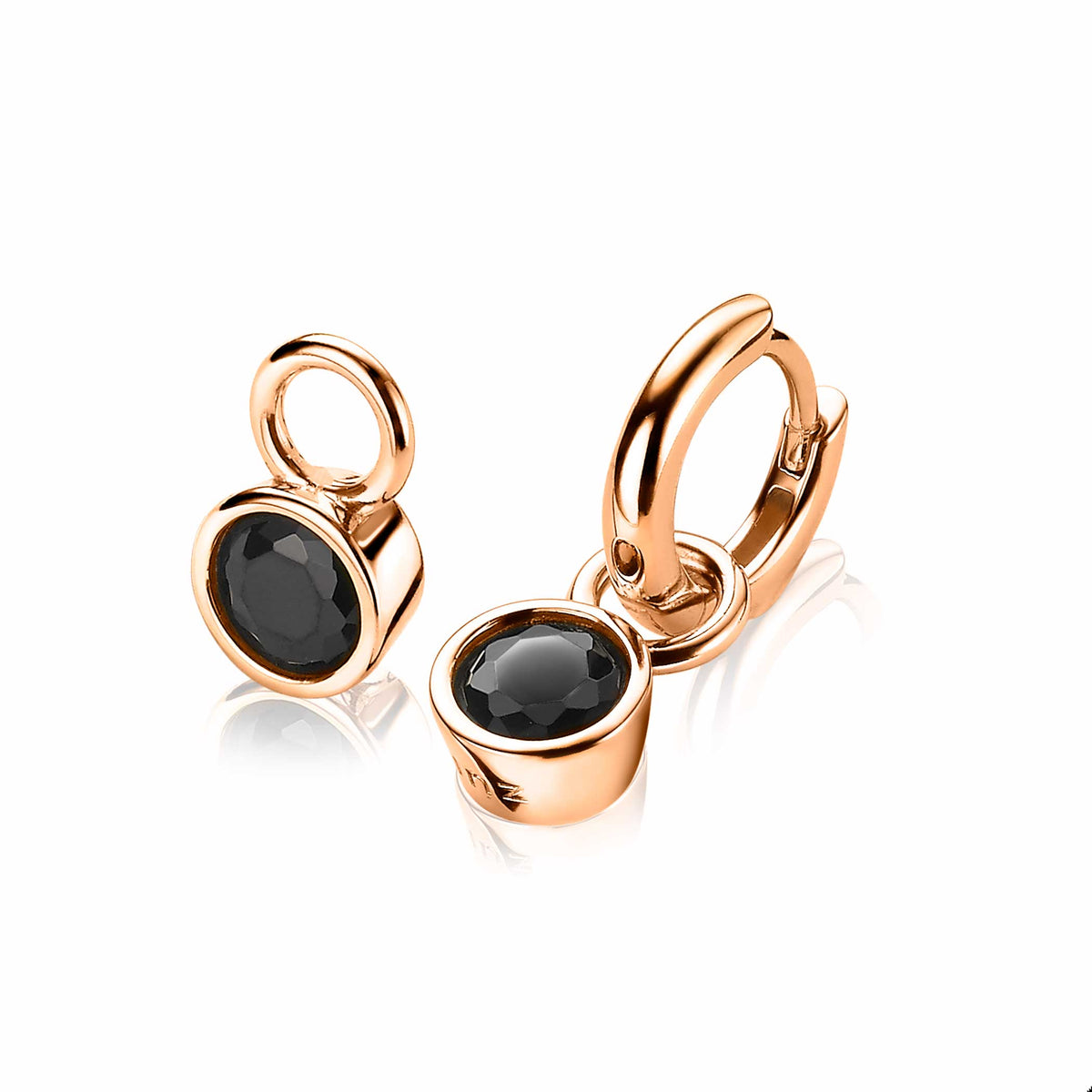 Boucles d'oreilles en plaqué or avec un cabochon noir, design suspendu.