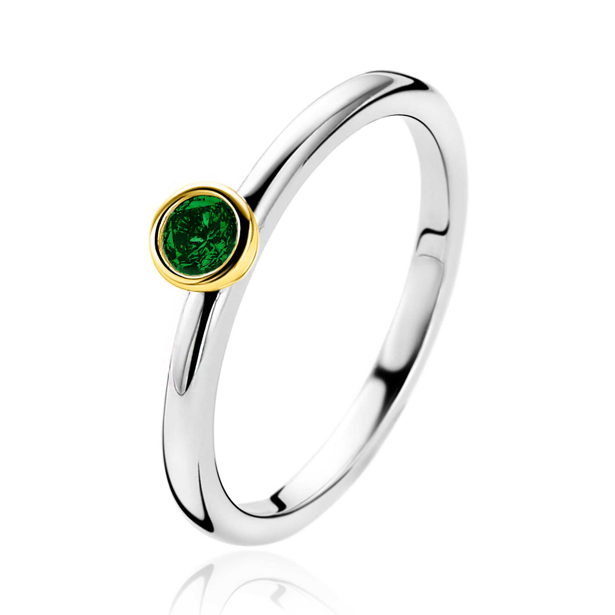 Bague en argent avec un serti doré et une pierre verte.