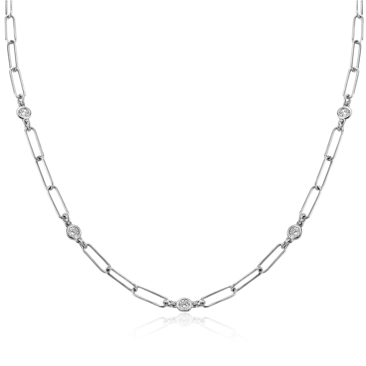 Collier en argent avec maillons allongés et détails en zirconium.