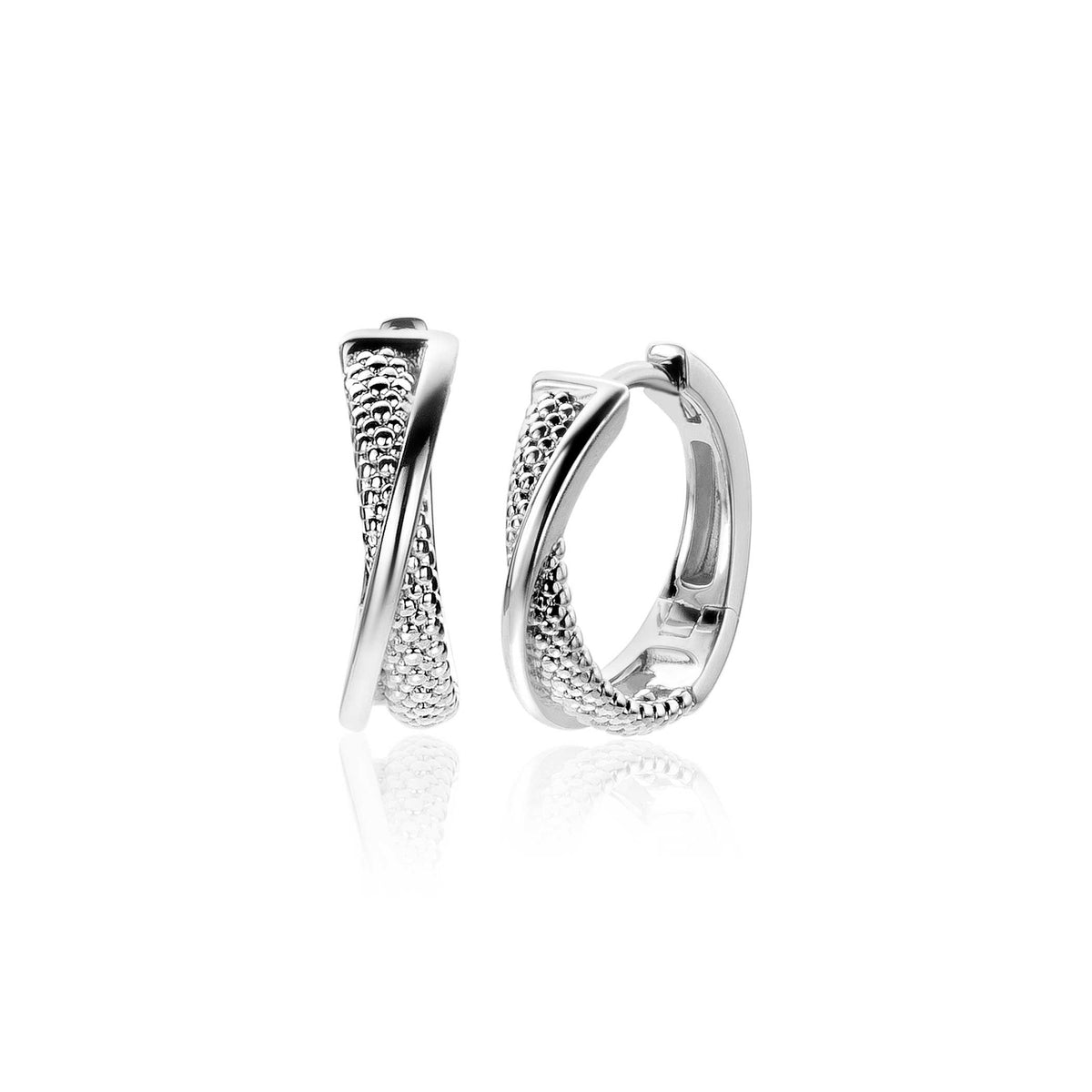Boucles d'oreilles en argent avec un design ondulé et texturé.