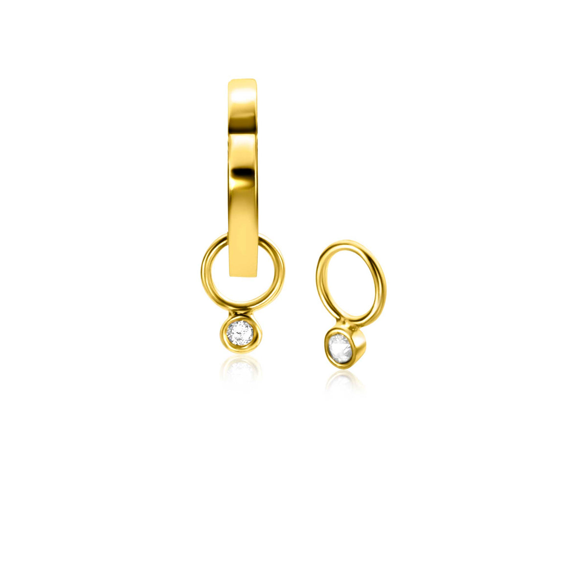 Boucles d'oreilles en or avec un design en anneau et un petit pendentif en cristal.
