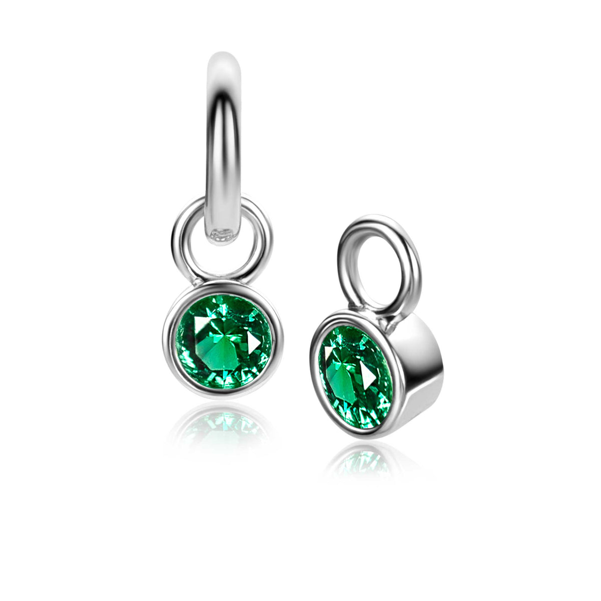Boucles d'oreilles en argent avec des pierres précieuses vertes.