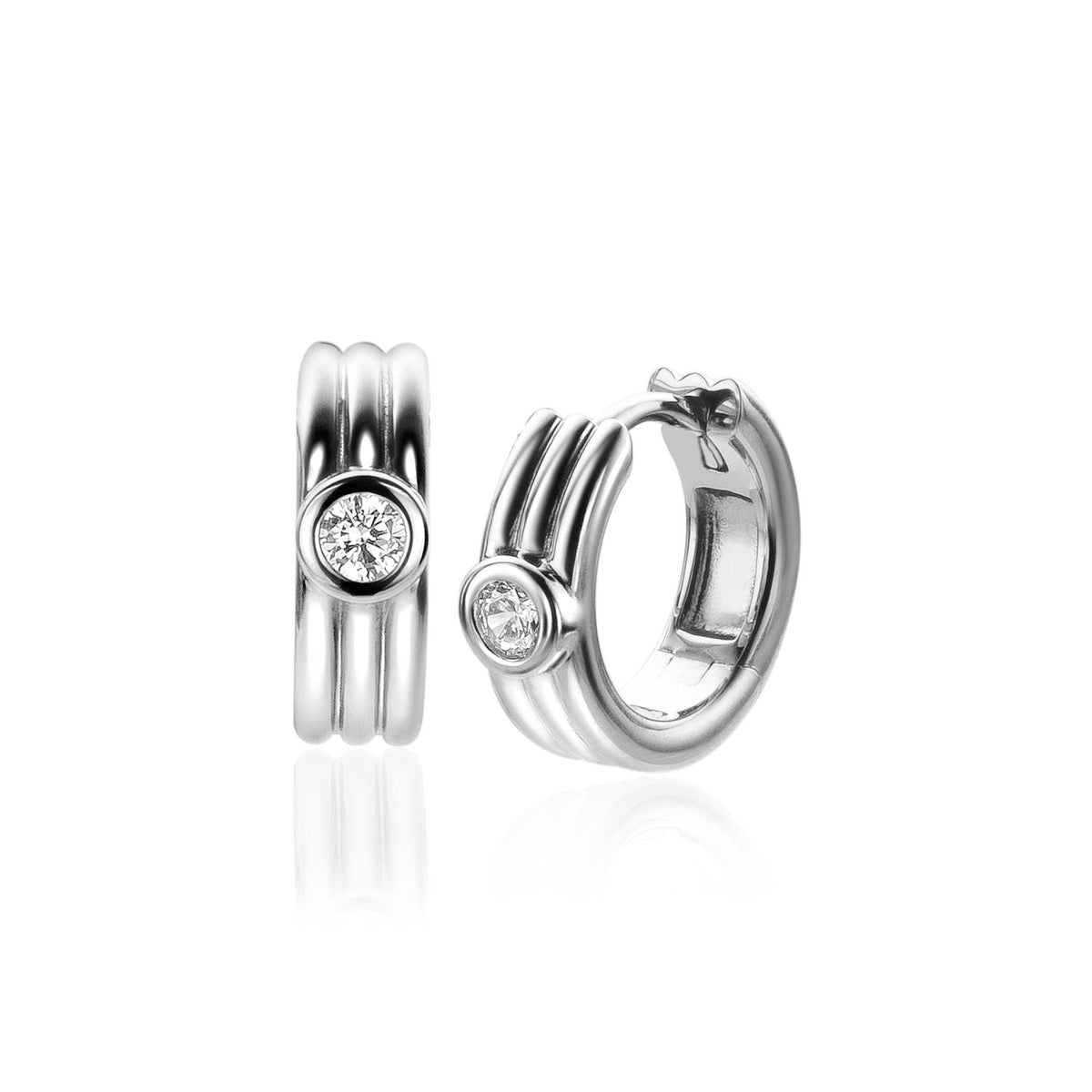 Boucles d'oreilles en argent avec un design à trois bandes et un zircon au centre.