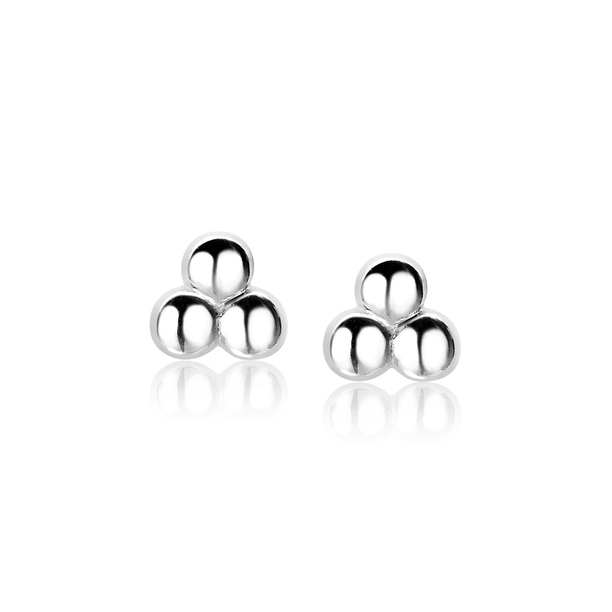 Boucles d'oreilles en argent avec trois petites billes brillantes.