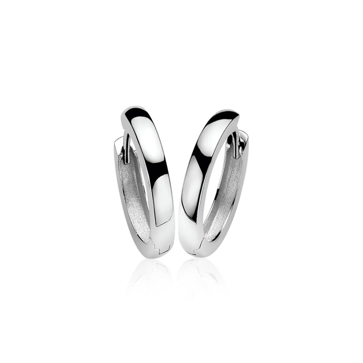 Boucles d'oreilles en argent, de forme ovale et lisse, avec une finition brillante.