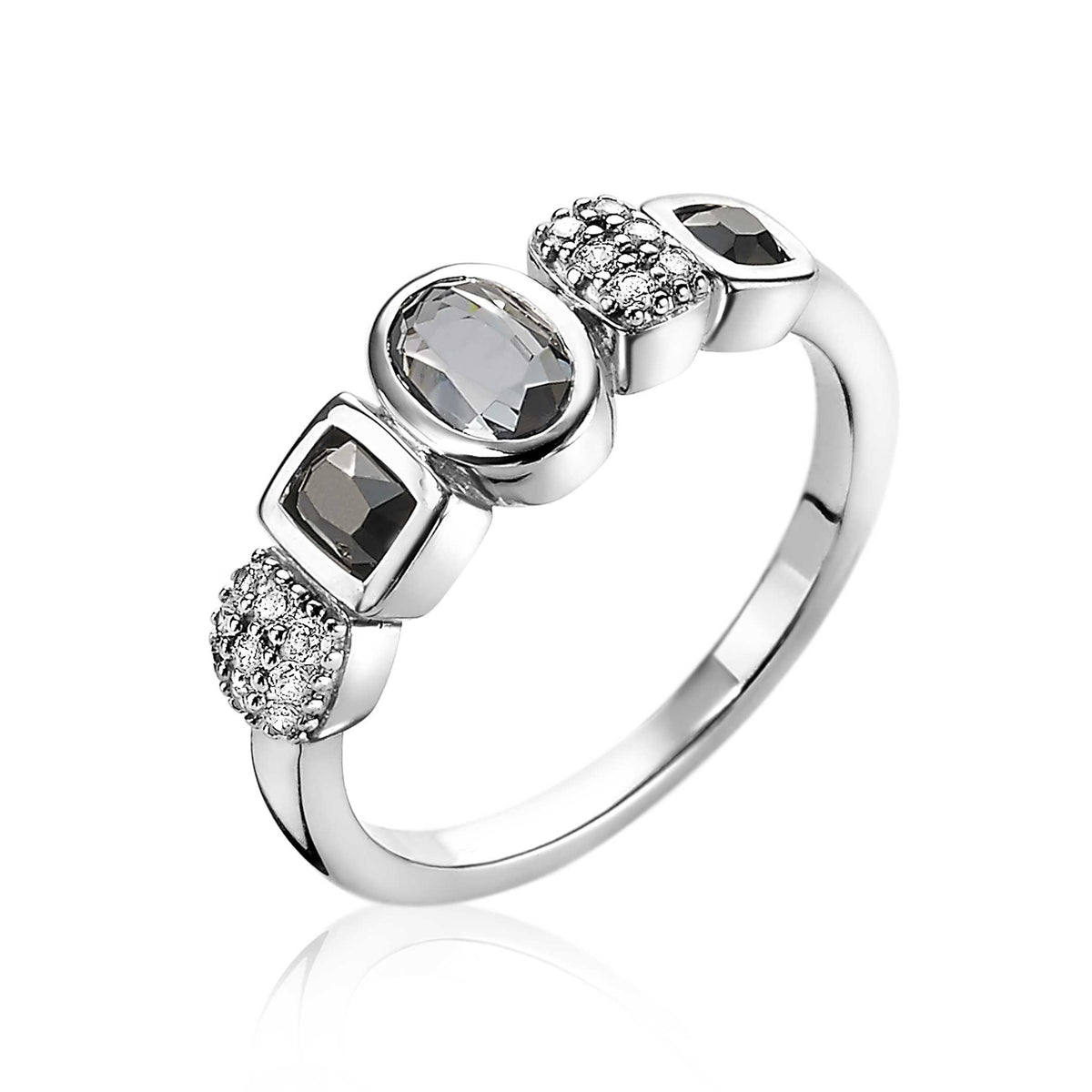 Bague en argent avec pierres brillantes et facettées, incluant un oval, un carré et des détails en pavé.