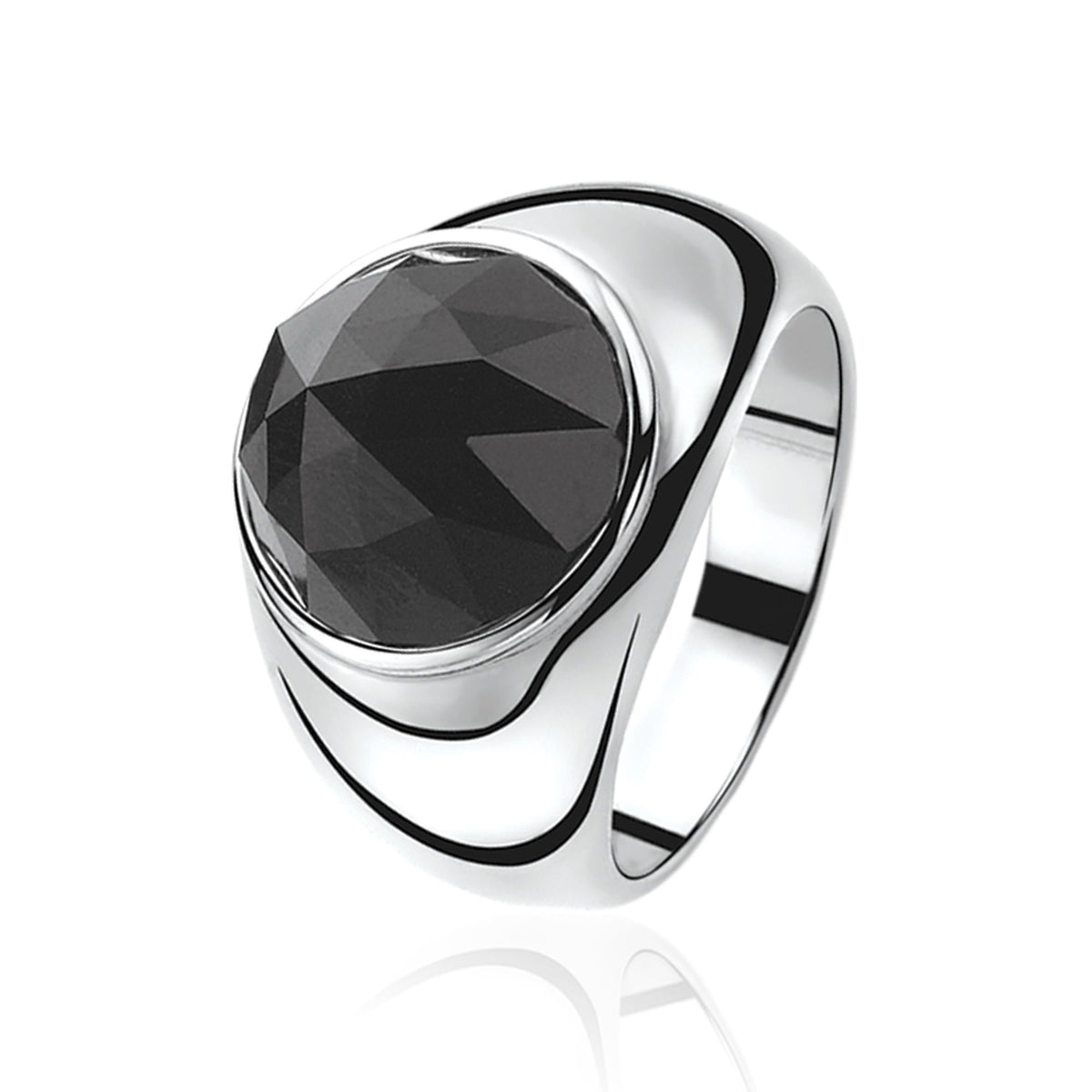 Bague en argent avec un grand cabochon noir facetté.