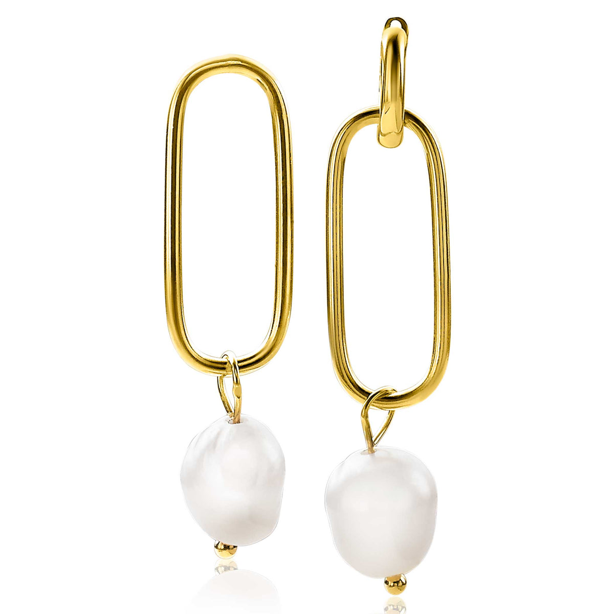 Boucles d'oreilles dorées avec des formes ovales et des perles blanches pendantes.