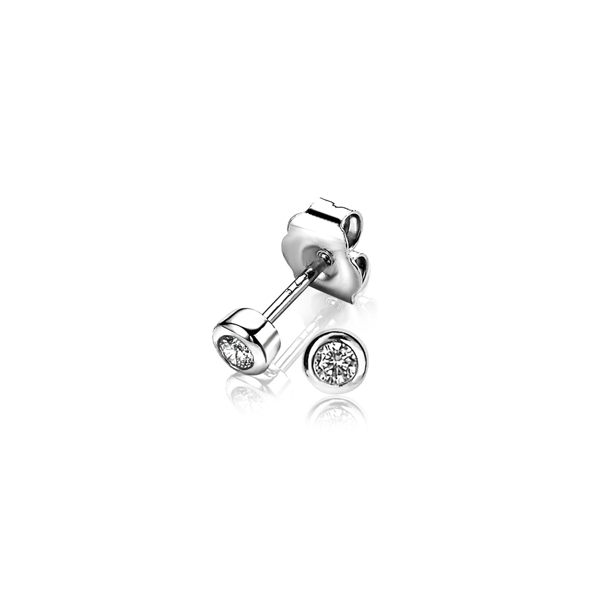 Boucles d'oreilles en argent avec des zircons, forme ronde et design simple.