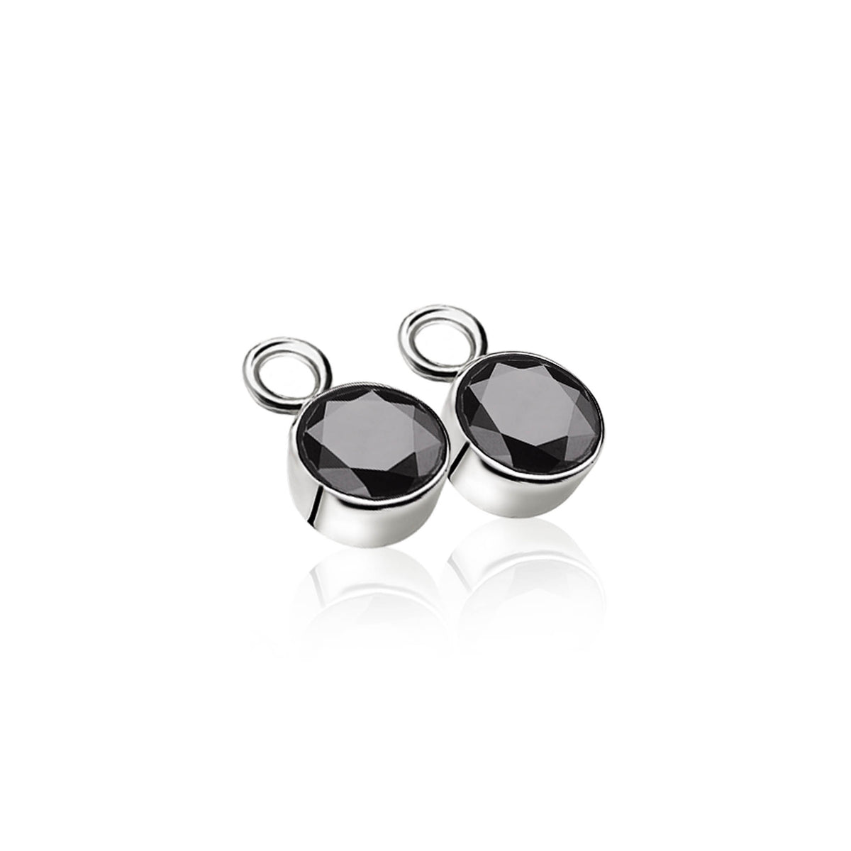 Boucles d'oreilles en argent avec des pierres noires facettées.
