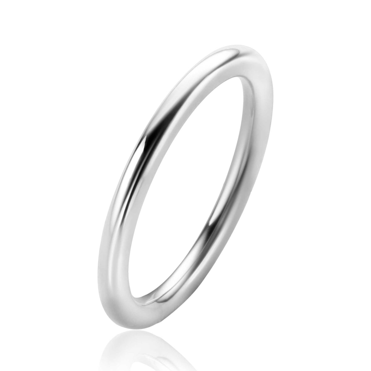 Bague en argent au design simple et lisse, forme ronde.